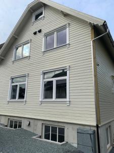 une maison avec quatre fenêtres latérales dans l'établissement Modern Central Apartment Apt 105, à Stavanger