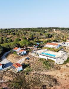 - une vue aérienne sur un complexe avec une piscine dans l'établissement Monte Sardinha, à Santiago do Cacém