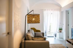 een woonkamer met een stoel en een lamp bij Can Planeses in Banyoles