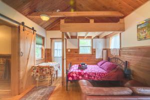 ein Schlafzimmer mit einem Bett und einem Sofa in einem Zimmer in der Unterkunft Cabot Shores in Indian Brook