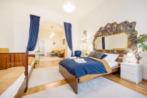 Rose Residence - Elegant Home with Free Parking في بودابست: غرفة نوم بسرير كبير مع مرآة كبيرة