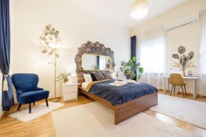 Uma cama ou camas num quarto em Rose Residence - Elegant Home with Free Parking