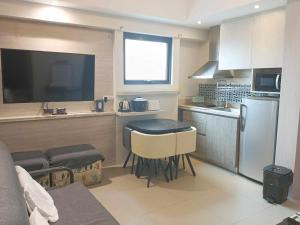 Η κουζίνα ή μικρή κουζίνα στο Bel's 2 Bedroom Condo in Santorini Hotel Sta. Lucia Mall Cainta Rizal