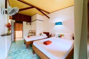 a bedroom with two beds in a room at Cabinas Montesol in Puerto Viejo