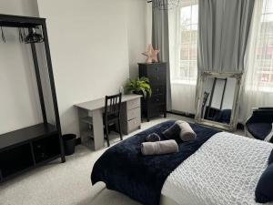 Katil atau katil-katil dalam bilik di Lowther Apartment - 2 Bed Apartment