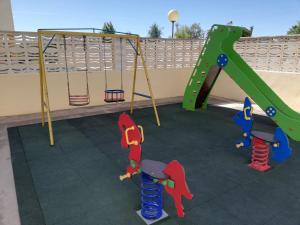 un parque infantil con tobogán y equipo de juegos en Nereidas Solo Familias SERVIPLAYA, en Casas Las Basas