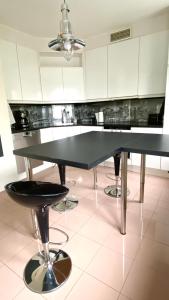 cocina con mesa negra y taburete en Beautiful home in the middle of Helsinki Area, en Helsinki