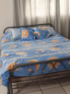 1 cama con edredón y almohadas azules en CYM RICAURTE, en Ricaurte
