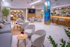 une salle d'attente avec des chaises et un bar dans l'établissement Hotel SERHS Rivoli Rambla, à Barcelone