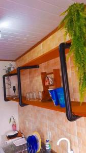 cocina con fregadero y espejo encima del lavabo en TownhouseFloripa I Praia do Moçambique RioVermelho, en Florianópolis