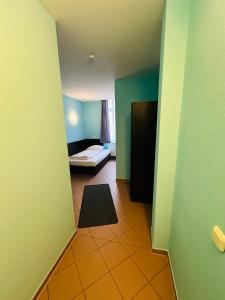 Postel nebo postele na pokoji v ubytování Angel Hotel
