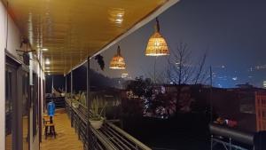Central Sapa Serenity Homestay في سابا: شرفة مع أضواء متدلية من السقف