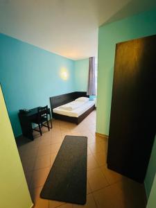 Postel nebo postele na pokoji v ubytování Angel Hotel