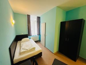 Postel nebo postele na pokoji v ubytování Angel Hotel