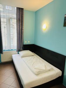 Postel nebo postele na pokoji v ubytování Angel Hotel