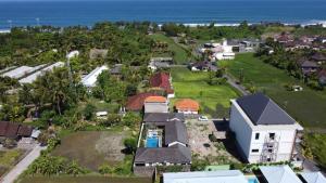 een luchtzicht op een huis met de oceaan bij Umasari ArtVilla for big company in Keramas