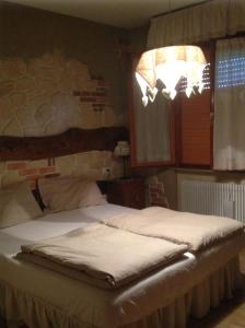 Postel nebo postele na pokoji v ubytování Locanda Al Cacciatore + 7 fotografií