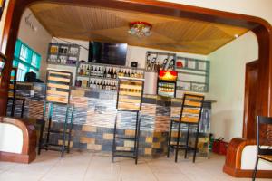 eine Bar in einem Restaurant mit Stühlen und einer Theke in der Unterkunft Branice Guest House in Kigali