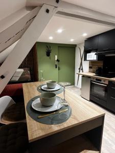 a kitchen with a table with two bowls on it at Le Chalet Chic, Cosy avec Sauna au Centre Ville in Troyes