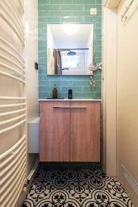 Bathroom sa Historical Tiny Home (+Private Sauna)