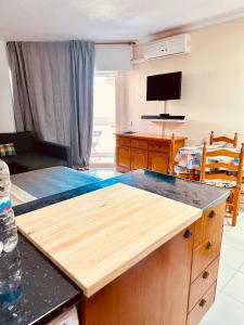 kuchnia z blatem i salonem w obiekcie Studio Apartment Santana Habaneras - 05 at Beach with Garage, Pool and Lift w mieście Torrevieja