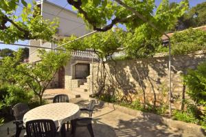 Ein Garten an der Unterkunft Apartments in Mali Losinj 14985