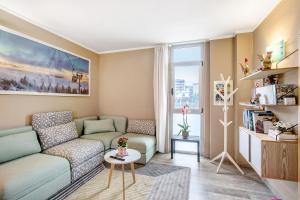 uma sala de estar com um sofá e uma mesa em Alpen Pila Residence Loft 1 em Aosta