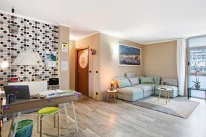 uma sala de estar com um sofá e uma mesa em Alpen Pila Residence Loft 1 em Aosta