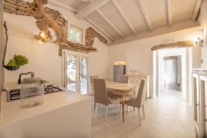 - une cuisine et une salle à manger avec une table et des chaises dans l'établissement Villa Ametista, à Taviano