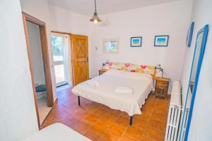 Schlafzimmer mit einem Bett und einem Spiegel in der Unterkunft Aldo Bed & Beauty country house in Arzachena