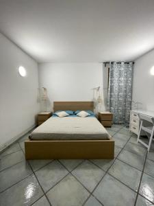 ナポリにあるMasseria Micheleのベッドルーム1室(ベッド1台、デスク付)
