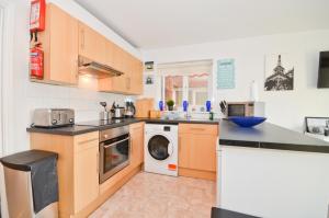 a kitchen with a washer and dryer at Whippingham, Creek Gardens in Wootton Bridge