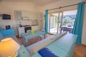 ein Wohnzimmer mit einem Sofa und einem Tisch in der Unterkunft Aldo Bed & Beauty country house in Arzachena