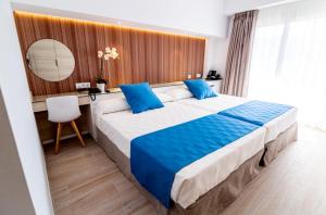 Postel nebo postele na pokoji v ubytování Hotel Rosamar