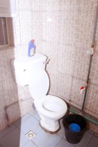 een badkamer met een wit toilet in een stal bij Smilley's Place Szilvie in Lagos