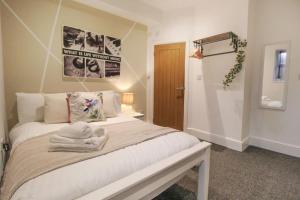 ein Schlafzimmer mit einem großen Bett in einem Zimmer in der Unterkunft Spacious 1 Bed Apartment 1 Minute Walk from Square in Nottingham