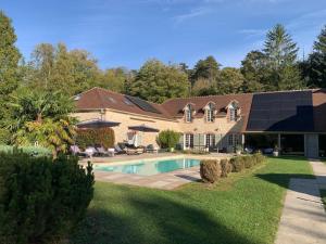 a house with a swimming pool in the yard at Appartement Séjour Confort, Clim, Piscine in Ormoy-la-Rivière