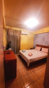 1 dormitorio con 1 cama y vestidor en GK Seaside Maisonette en Kamárion