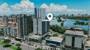 聖路易斯的住宿－SLZ Lagoa Hotel，享有河流和建筑的城市空中景致