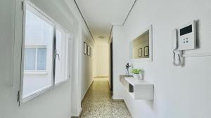 baño con lavabo y ventana en Valencia Private Rooms in Shared Apartment, en Valencia