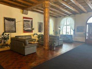 Sala de estar con 2 sofás y mesa en Residence Grand Hotel Carezza en Nova Levante
