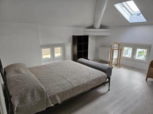 1 dormitorio con 1 cama y 2 ventanas en Casa Laura - Riva del Garda, en Riva del Garda
