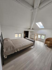 1 dormitorio con cama, sofá y ventanas en Casa Laura - Riva del Garda, en Riva del Garda