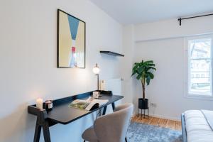 salon z biurkiem i 2 krzesłami w obiekcie Geräumiges Apartment mit Stadtblick in zentraler Lage Potsdams w Poczdamie