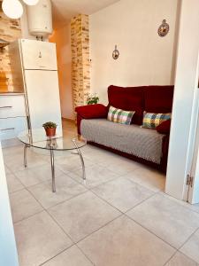 un soggiorno con divano e tavolo di Apartment Santana -19 at Beach with Pool, Garage and Lift a Torrevieja