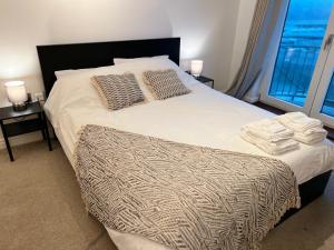 een bed met twee kussens in een slaapkamer bij Centrally Located Flat in London with Free Parking in Edgware