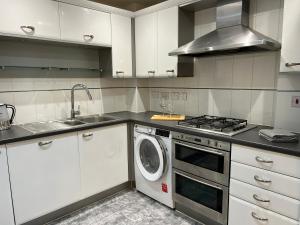 O bucătărie sau chicinetă la Centrally Located Flat in London with Free Parking