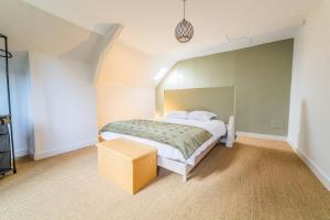 um quarto com uma cama num quarto em BOYER 3 - Maison Terrasson - 3 chambres em Terrasson