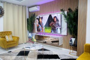 uma sala de estar com uma televisão na parede em VEGAS APERTMENT em Amdalai