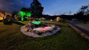 a small garden with a table in the grass at Loft con Jacuzzi os Arcos in Sober